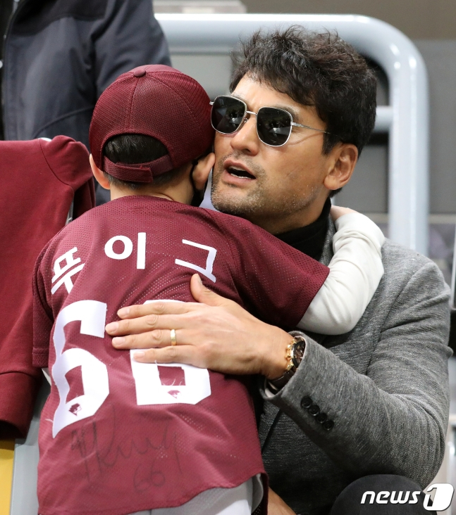 박찬호가 5일 한국시리즈 4차전이 열린 고척스카이돔을 찾아 한 어린이 팬과 포옹을 하고 있다. 2 /사진=뉴스1