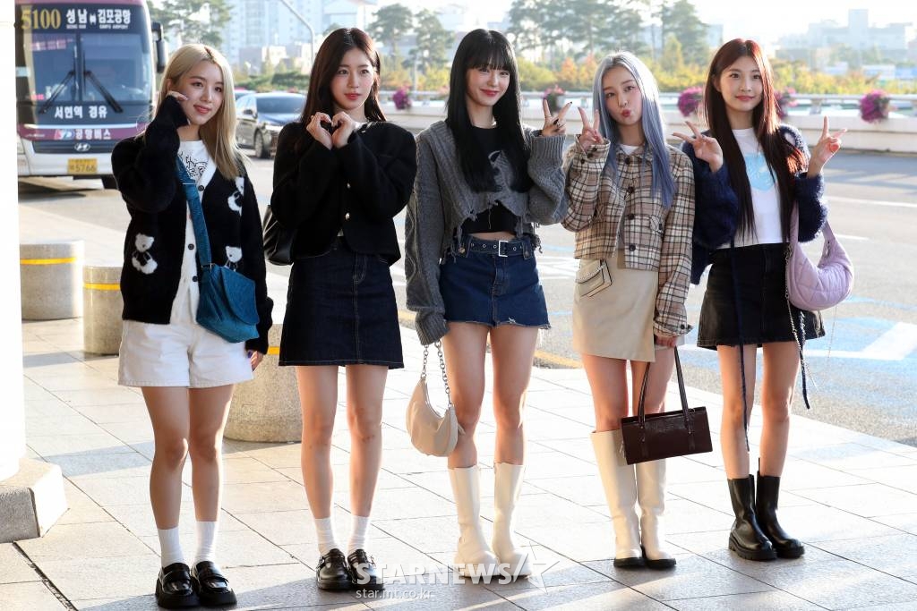 그룹 우아!(woo!ah!) 루시, 우연, 나나, 소라, 민서가 일본 KCON 일정을 위해 12일 오전 서울 강서구 김포국제공항을 통해 출국하고 있다. 2022.10.12 /사진=임성균 기자 tjdrbs23@