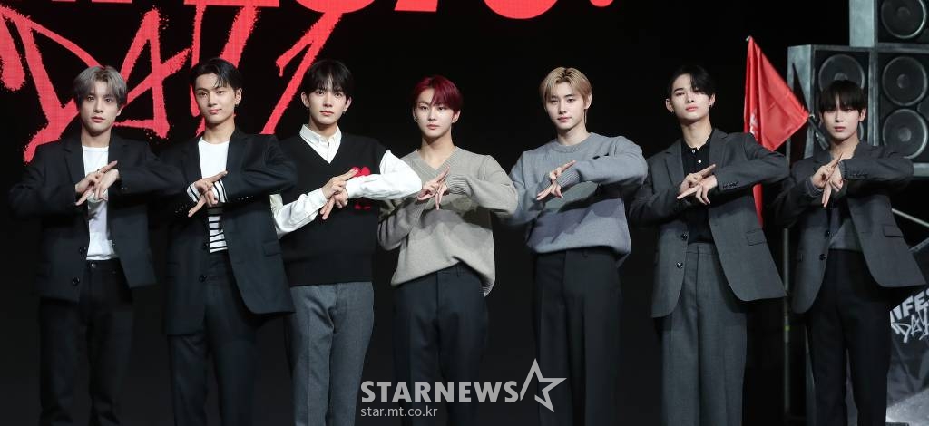 그룹 엔하이픈(ENHYPEN)이  미니 3집 'MANIFESTO : DAY 1' 발매기념 쇼케이스에서 포즈를 취하고 있다.  엔하이픈의 이번 앨범 'MANIFESTO : DAY 1'은 어른들이 정의한 성공에 의구심을 품게 된 일곱 소년이 ‘더 이상 타인이 시키는 대로 살지 않고, 스스로 답을 찾겠다’고 결심하는 이야기를 그린다. 2022.07.04 /사진=김창현 기자 chmt@