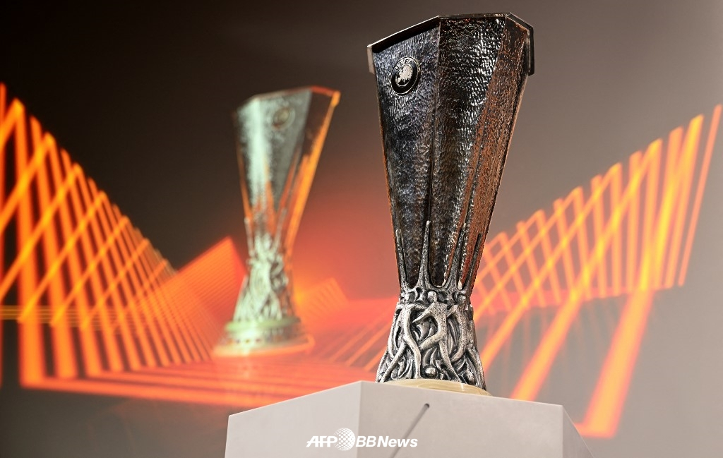 유로파리그 우승 트로피가 7일(한국시간) 스위스 니옹에 위치한 유럽축구연맹(UEFA) 본부에 진열돼 있다. /AFPBBNews=뉴스1