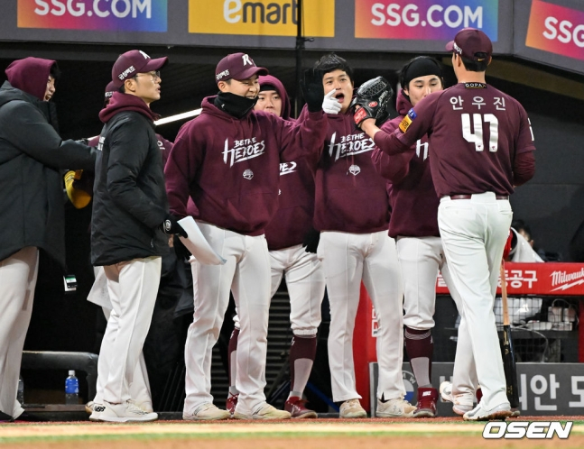 키움 선수단이 7일 인천 SSG랜더스필드에서 열린 SSG와 2022 한국시리즈 5차전에서 마운드를 내려오는 안우진(맨 오른쪽)을 반기고 있다.