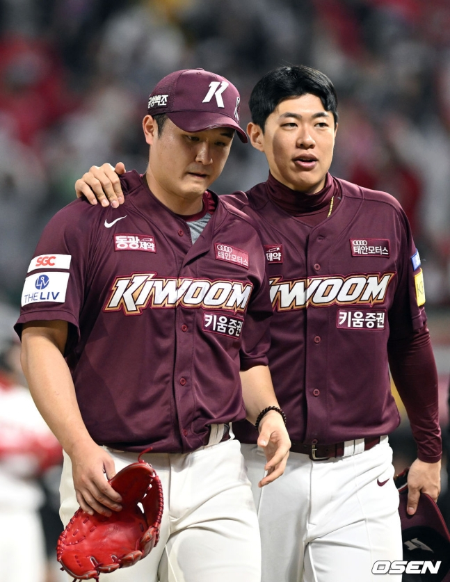 키움 송성문(오른쪽)이 7일 인천 SSG랜더스필드에서 열린 SSG와 2022 한국시리즈 5차전 패배 직후 최원태를 다독이고 있다.