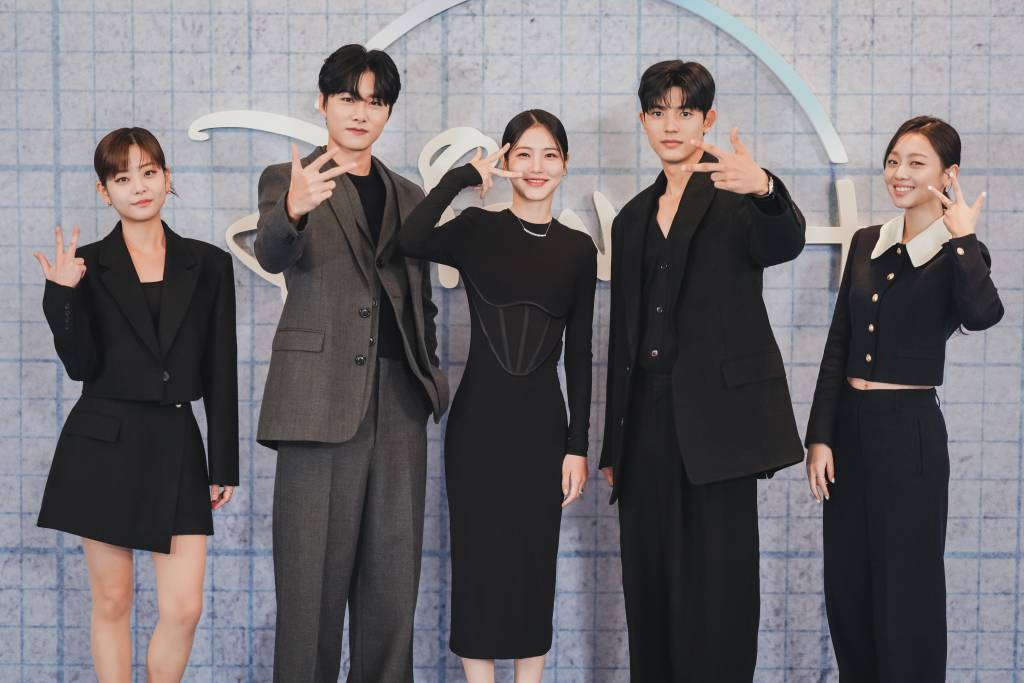 배우 정수빈, 서지훈, 신예은, 로몬, 이수민이 8일 오전 온라인 생중계로 진행된 디즈니+ '3인칭 복수' 제작발표회에 참석해 포즈를 취하고 있다. 쌍둥이 오빠의 죽음에 얽힌 진실을 찾아 나선 '찬미'와 불공평한 세상에 맞서 복수 대행을 시작한 '수헌'이 인생을 뒤흔든 충격적인 사건에 휘말리면서 벌어지는 高자극 하이틴 복수 스릴러 '3인칭 복수'는 오는 9일 공개된다. /사진제공=디즈니+ 2022.11.08 /사진=이동훈 기자 photoguy@