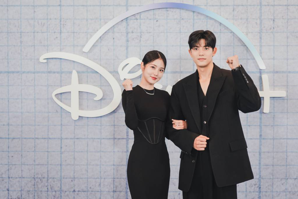 배우 신예은, 로몬이 8일 오전 온라인 생중계로 진행된 디즈니+ '3인칭 복수' 제작발표회에 참석해 포즈를 취하고 있다. 쌍둥이 오빠의 죽음에 얽힌 진실을 찾아 나선 '찬미'와 불공평한 세상에 맞서 복수 대행을 시작한 '수헌'이 인생을 뒤흔든 충격적인 사건에 휘말리면서 벌어지는 高자극 하이틴 복수 스릴러 '3인칭 복수'는 오는 9일 공개된다. /사진제공=디즈니+ 2022.11.08 /사진=이동훈 기자 photoguy@