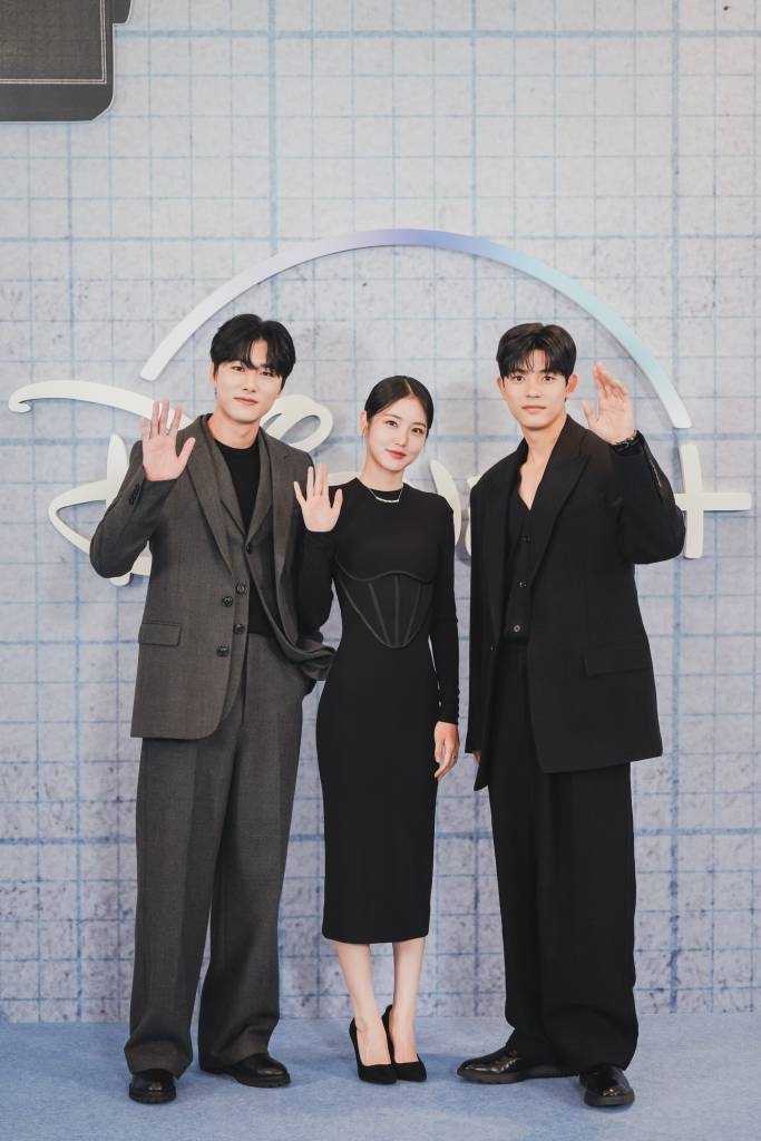 배우 서지훈, 신예은, 로몬이 8일 오전 온라인 생중계로 진행된 디즈니+ '3인칭 복수' 제작발표회에 참석해 포즈를 취하고 있다. 쌍둥이 오빠의 죽음에 얽힌 진실을 찾아 나선 '찬미'와 불공평한 세상에 맞서 복수 대행을 시작한 '수헌'이 인생을 뒤흔든 충격적인 사건에 휘말리면서 벌어지는 高자극 하이틴 복수 스릴러 '3인칭 복수'는 오는 9일 공개된다. /사진제공=디즈니+ 2022.11.08 /사진=이동훈 기자 photoguy@
