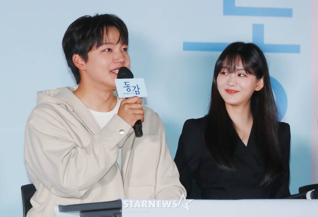 배우 여진구, 조이현이 8일 오후 서울 CGV용산아이파크몰에서 진행된 영화 '동감'(감독 서은영) 언론시사회에 참석해 질문에 답하고 있다. 1999년의 '용'과 2022년의 '무늬'가 우연히 오래된 무전기를 통해 소통하면서 벌어지는 이야기를 그린 청춘 로맨스 '동감'은 오는 16일 개봉한다. 2022.11. /사진=이동훈 기자 photoguy@