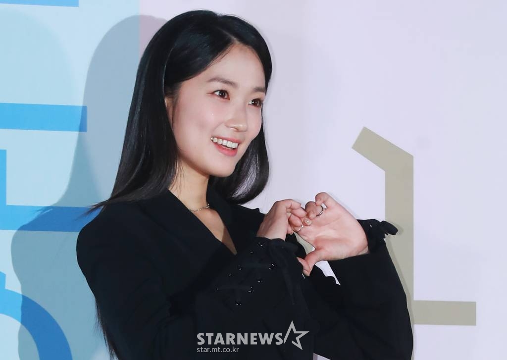 배우 김혜윤이 8일 오후 서울 CGV용산아이파크몰에서 진행된 영화 '동감'(감독 서은영) 언론시사회에 참석해 포즈를 취하고 있다. 1999년의 '용'과 2022년의 '무늬'가 우연히 오래된 무전기를 통해 소통하면서 벌어지는 이야기를 그린 청춘 로맨스 '동감'은 오는 16일 개봉한다. 2022.11. /사진=이동훈 기자 photoguy@