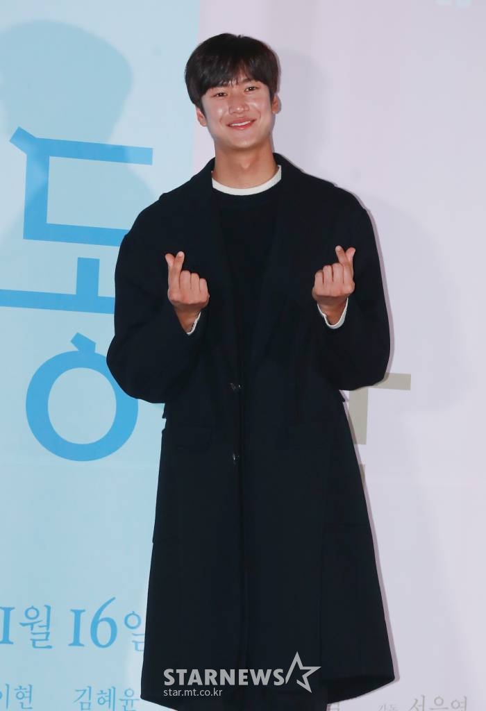 배우 나인우가 8일 오후 서울 CGV용산아이파크몰에서 진행된 영화 '동감'(감독 서은영) 언론시사회에 참석해 포즈를 취하고 있다. 1999년의 '용'과 2022년의 '무늬'가 우연히 오래된 무전기를 통해 소통하면서 벌어지는 이야기를 그린 청춘 로맨스 '동감'은 오는 16일 개봉한다. 2022.11. /사진=이동훈 기자 photoguy@