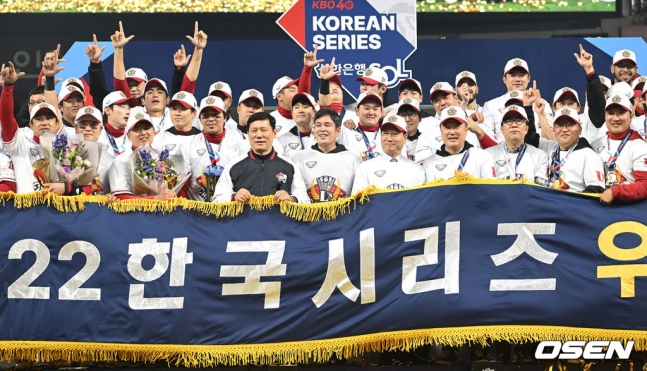SSG 선수단이 8일 한국시리즈 우승 기념 촬영을 하고 있다. /사진=OSEN