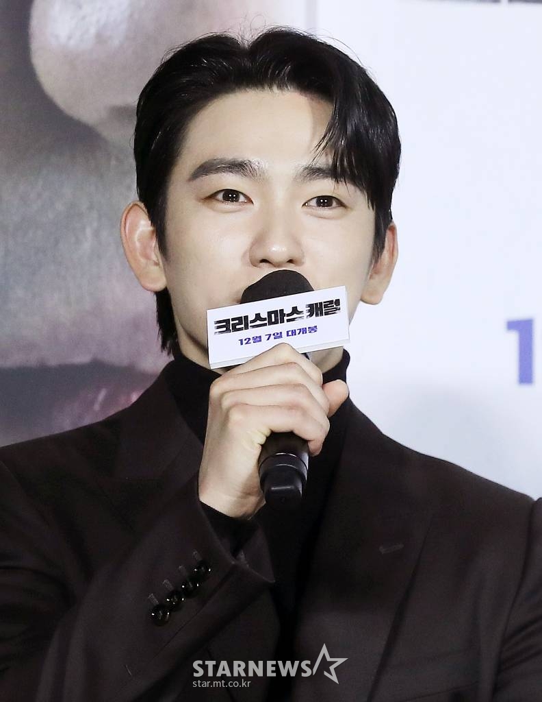 배우 박진영이 9일 오전 서울 광진구 롯데시네마 건대입구점에서 열린 영화 '크리스마스 캐럴' 제작보고회에 참석해 인사말을 하고 있다. '크리스마스 캐럴'은 쌍둥이 동생 ‘월우’가 죽은 후, 복수를 위해 스스로 소년원에 들어간 형 ‘일우’가 소년원 패거리와 잔혹한 대결을 펼치는 액션 스릴러다. 12월 7일 개봉. 2022.11.09 /사진=김창현 기자 chmt@