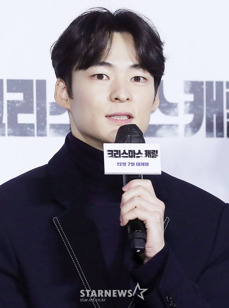 배우 송건희가 9일 오전 서울 광진구 롯데시네마 건대입구점에서 열린 영화 '크리스마스 캐럴' 제작보고회에 참석해 인사말을 하고 있다. '크리스마스 캐럴'은 쌍둥이 동생 ‘월우’가 죽은 후, 복수를 위해 스스로 소년원에 들어간 형 ‘일우’가 소년원 패거리와 잔혹한 대결을 펼치는 액션 스릴러다. 12월 7일 개봉. 2022.11.09 /사진=김창현 기자 chmt@