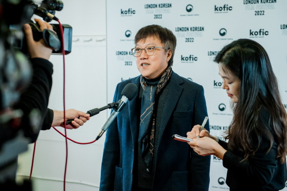 최동훈 감독이 런던한국영화제에 참석해 현지매체와 인터뷰를 진행하고 있다.