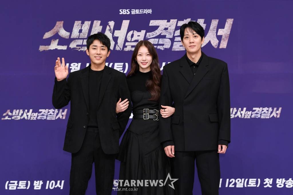 배우 손호준, 공승연, 김래원이 10일 오후 온라인으로 진행된 SBS 금토드라마 '소방서 옆 경찰서' 온라인 제작발표회에 참석해 포즈를 취하고 있다. '소방서 옆 경찰서'는 범인 잡는 '경찰'과 화재 잡는 '소방'의 '공동대응' 현장일지를 담은 드라마. 타인을 위해 심장이 뛰는 사람들의 가슴 뜨거운 팀플레이, 사선을 넘나드는 일선에서 고군분투하는 '경찰'과 '소방'의 이야기다. 오는 12일 첫 방송. / 사진제공 = SBS /사진=김창현 기자 chmt@