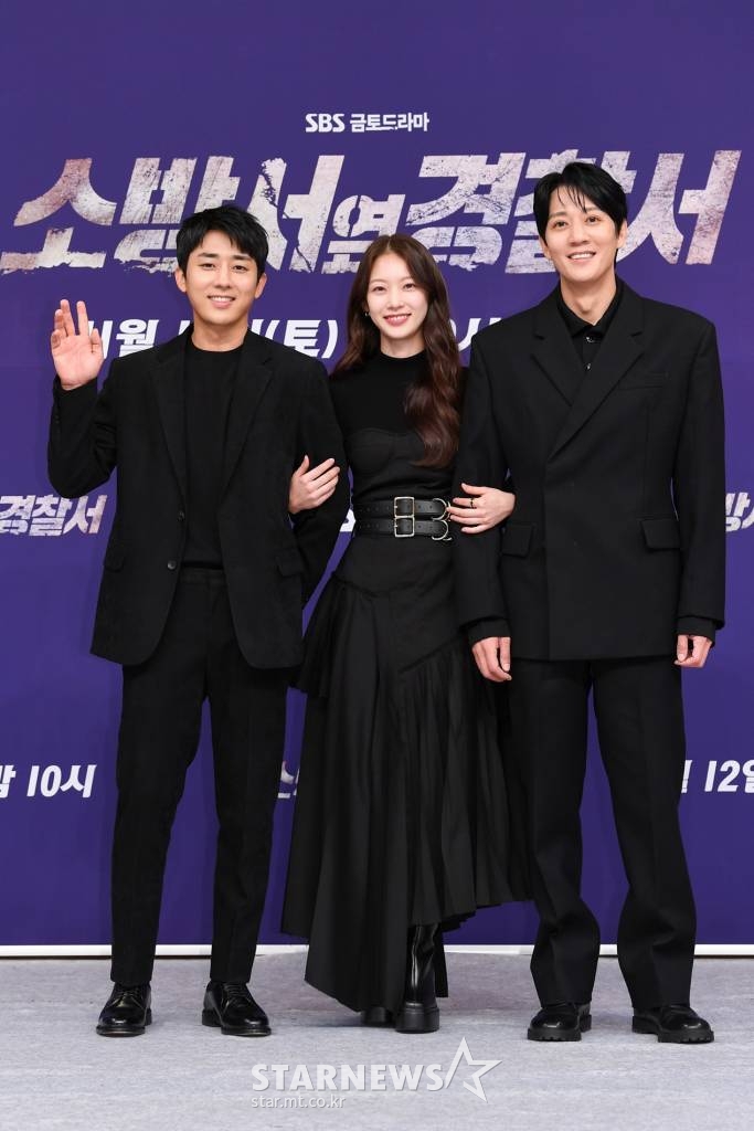 배우 손호준, 공승연, 김래원이 10일 오후 온라인으로 진행된 SBS 금토드라마 '소방서 옆 경찰서' 온라인 제작발표회에 참석해 포즈를 취하고 있다. '소방서 옆 경찰서'는 범인 잡는 '경찰'과 화재 잡는 '소방'의 '공동대응' 현장일지를 담은 드라마. 타인을 위해 심장이 뛰는 사람들의 가슴 뜨거운 팀플레이, 사선을 넘나드는 일선에서 고군분투하는 '경찰'과 '소방'의 이야기다. 오는 12일 첫 방송. / 사진제공 = SBS /사진=김창현 기자 chmt@