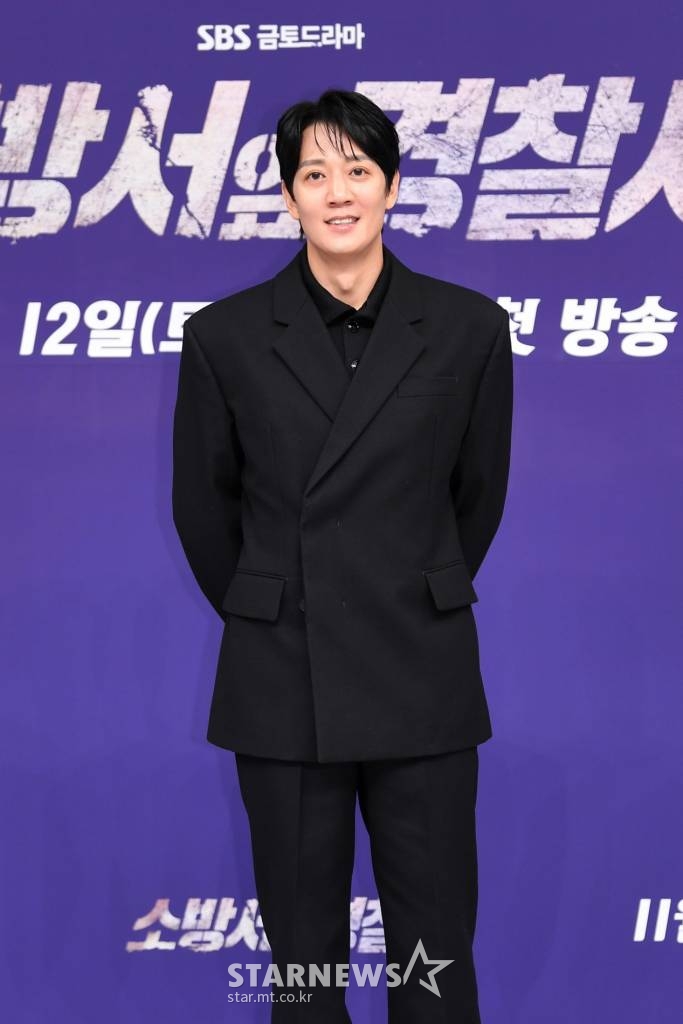 배우 김래원이 10일 오후 온라인으로 진행된 SBS 금토드라마 '소방서 옆 경찰서' 온라인 제작발표회에 참석해 포즈를 취하고 있다. '소방서 옆 경찰서'는 범인 잡는 '경찰'과 화재 잡는 '소방'의 '공동대응' 현장일지를 담은 드라마. 타인을 위해 심장이 뛰는 사람들의 가슴 뜨거운 팀플레이, 사선을 넘나드는 일선에서 고군분투하는 '경찰'과 '소방'의 이야기다. 오는 12일 첫 방송. / 사진제공 = SBS /사진=김창현 기자 chmt@