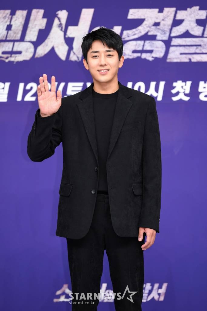배우 손호준이 10일 오후 온라인으로 진행된 SBS 금토드라마 '소방서 옆 경찰서' 온라인 제작발표회에 참석해 포즈를 취하고 있다. '소방서 옆 경찰서'는 범인 잡는 '경찰'과 화재 잡는 '소방'의 '공동대응' 현장일지를 담은 드라마. 타인을 위해 심장이 뛰는 사람들의 가슴 뜨거운 팀플레이, 사선을 넘나드는 일선에서 고군분투하는 '경찰'과 '소방'의 이야기다. 오는 12일 첫 방송. / 사진제공 = SBS /사진=김창현 기자 chmt@