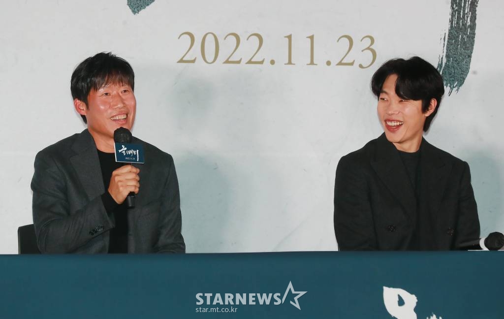 배우 유해진, 류준열이 10일 오후 서울 CGV용산아이파크몰에서 진행된 영화 '올빼미'(감독 안태진) 언론시사회에 참석해 포즈를 질문에 답하고 있다. 밤에만 앞이 보이는 맹인 침술사가 세자의 죽음을 목격한 후 진실을 밝히기 위해 벌이는 하룻밤의 사투를 그린 스릴러 '올빼미'는 오는 23일 개봉한다. /2022.11.10 /사진=이동훈 기자 photoguy@