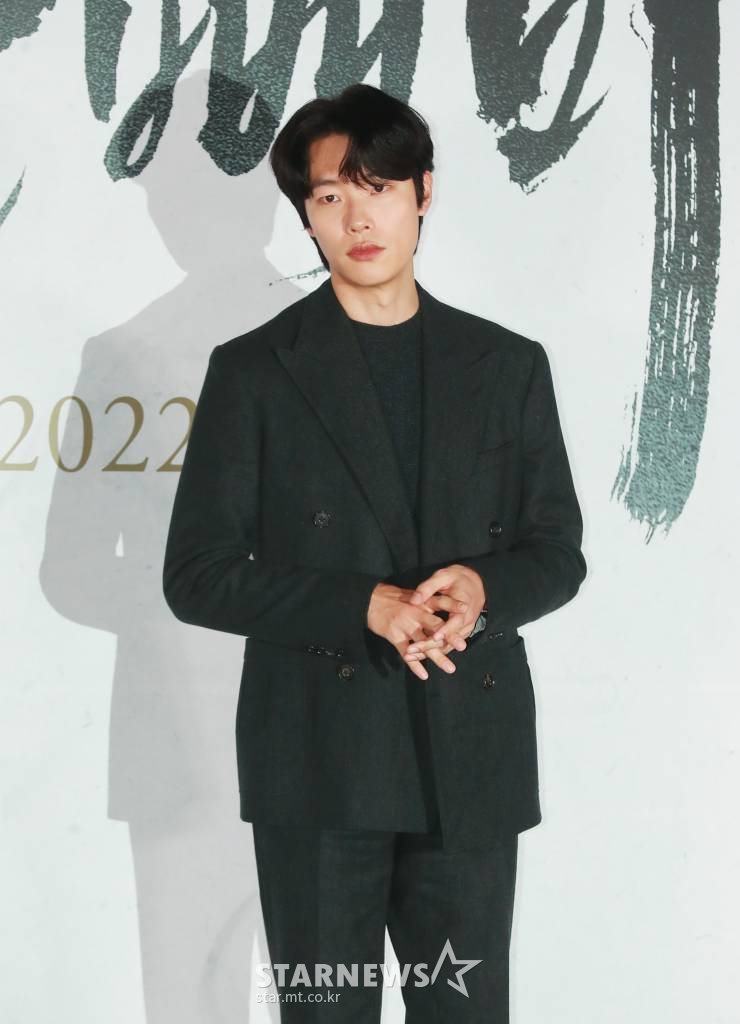 배우 류준열이 10일 오후 서울 CGV용산아이파크몰에서 진행된 영화 '올빼미'(감독 안태진) 언론시사회에 참석해 포즈를 하고 있다.  밤에만 앞이 보이는 맹인 침술사가 세자의 죽음을 목격한 후 진실을 밝히기 위해 벌이는 하룻밤의 사투를 그린 스릴러 '올빼미'는 오는 23일 개봉한다. /2022.11.10 /사진=이동훈 기자 photoguy@