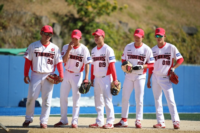 2022 제주도 마무리캠프에 참여하고 있는 KIA 내야수들. 왼쪽부터 임석진, 홍종표, 김재현, 정해원, 김도월. /사진=KIA 타이거즈