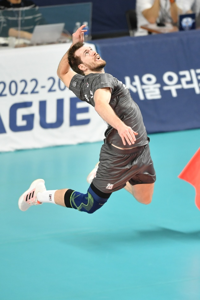 대한항공 링컨 윌리엄스가 서브를 넣고 있다./사진=한국배구연맹