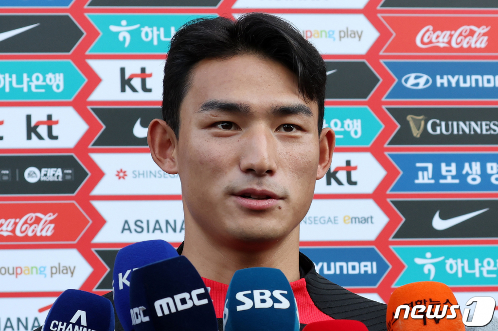 (파주=뉴스1) 이동해 기자 = 대한민국 축구대표팀 조유민이 2일 오전 경기 파주 국가대표 트레이닝센터(NFC)에서 훈련에 앞서 기자들 질의에 답하고 있다. 2022.11.2/뉴스1 Copyright (C) 뉴스1. All rights reserved. 무단 전재 및 재배포 금지.