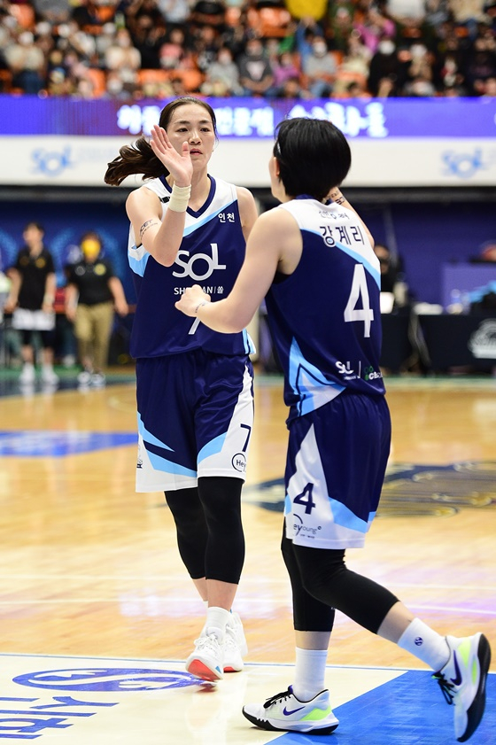 신한은행 한채진(왼쪽)과 강계리. /사진=WKBL