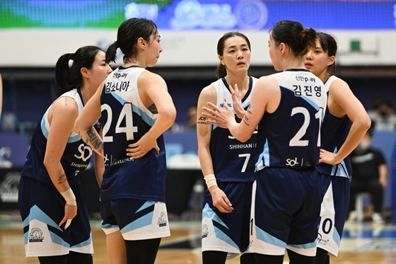 신한은행 선수들. 왼쪽에서 세 번째 한채진(등번호 7번). /사진=WKBL