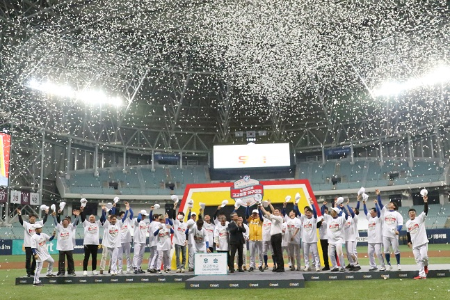 군산상고가 12일 오후 2시 서울 고척스카이돔 야구장에서 열린 No Brand배 고교동창 야구대회 결승전에서 우승을 차지한 후 세리머니를 하고 있다. /사진=대한야구소프트볼협회 제공