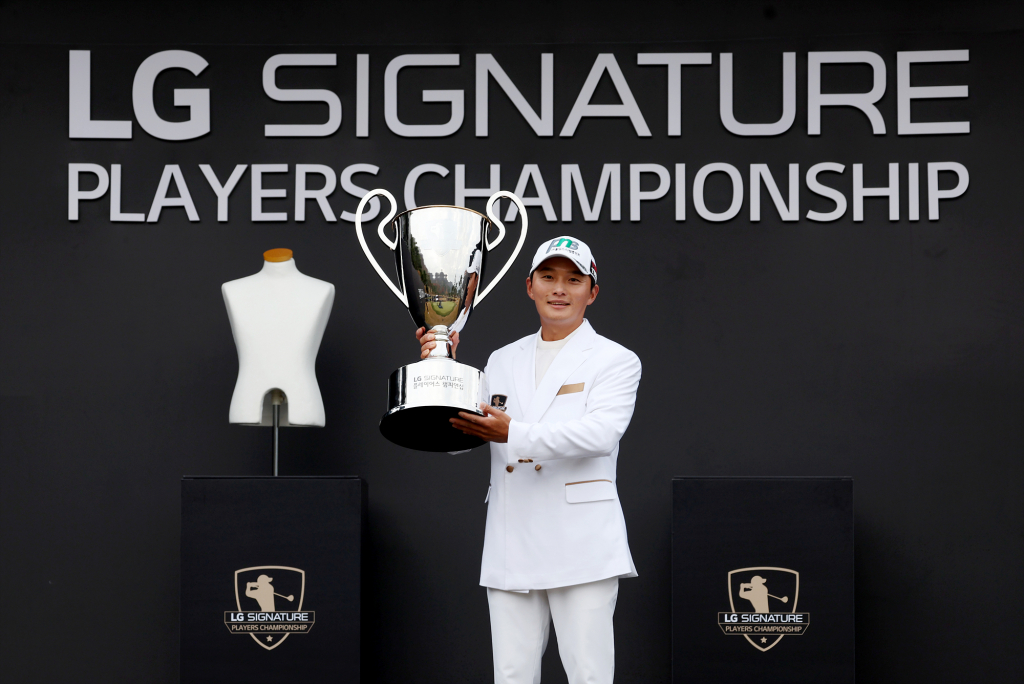 김영수가 13일 LG 시그니처 플레이어스 챔피언십 우승트로피를 들어올리고 있다./사진=KPGA