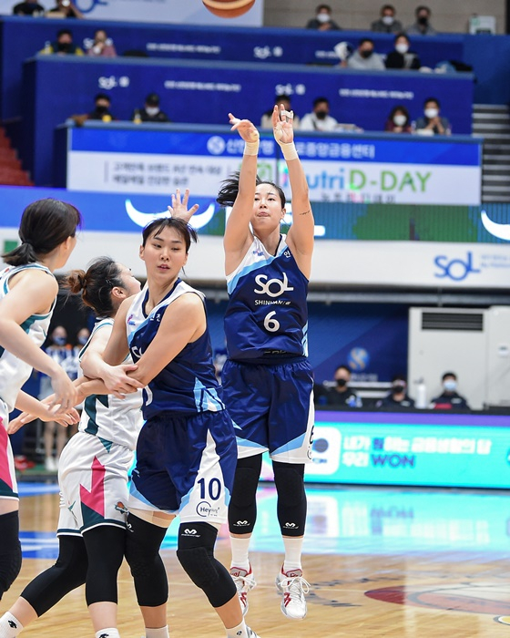 인천 신한은행 김아름(맨 오른쪽, 등번호 6번). /사진=WKBL 제공