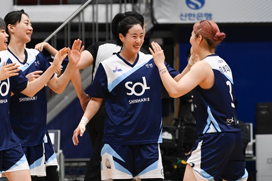 인천 신한은행 김아름(가운데). /사진=WKBL 제공