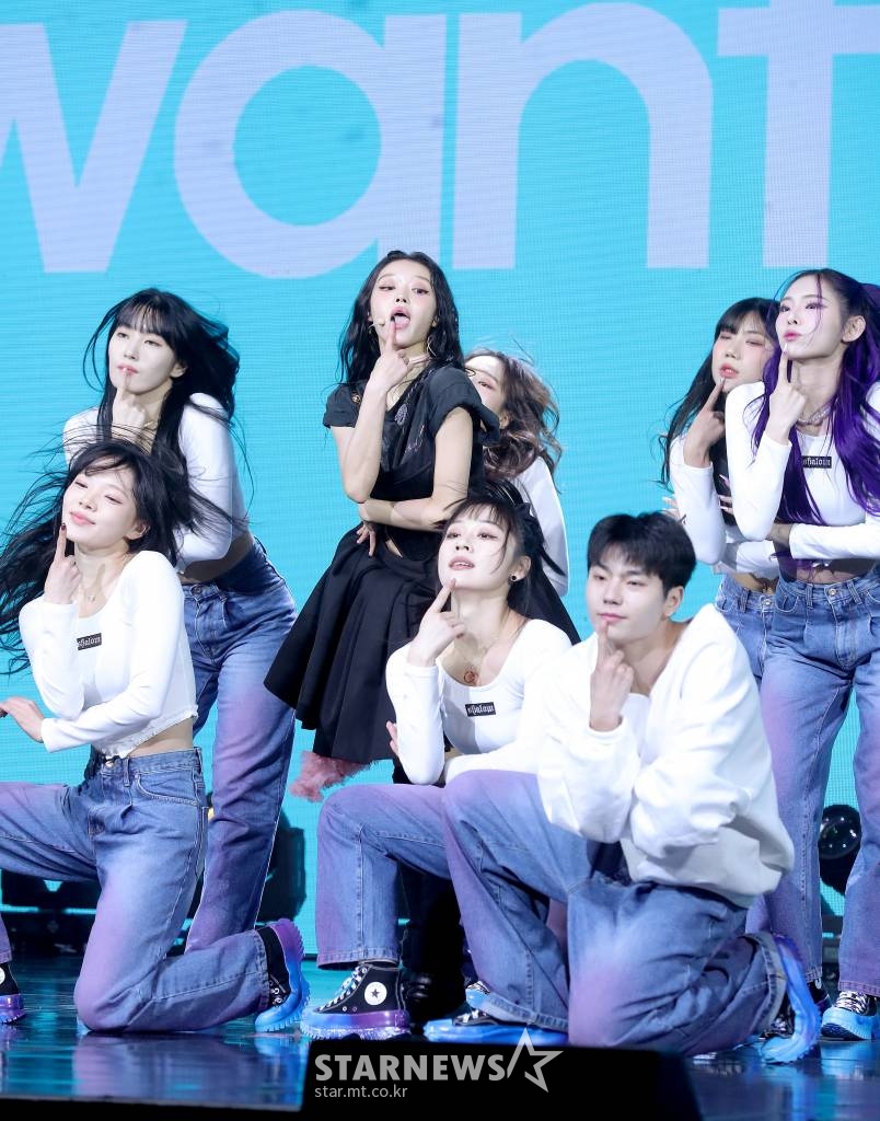 걸그룹 오마이걸 유아가 14일 오후 서울 광진구 예스24 라이브홀에서 진행된 솔로 미니 2집 'SELFISH' 발매 기념 쇼케이스에 참석해 멋진 무대를 선보이고 있다.  유아의 미니 2집 타이틀곡 'Selfish'는 중독성 있는 R&B 사운드에 특유의 리드미컬한 음색을 더해 더욱 '힙'해진 유아의 색다른 음악 스타일을 보여주는 곡이다.   또한, 미니멀한 멜로디에 다양한 세션이 조화롭게 어우러진 일렉트로닉 팝 장르의 'Lay Low', 미니멀한 베이스 사운드와 보컬의 절묘한 완급 조절이 강렬한 몰입감을 선사하는 'Blood Moon', 뱃사람을 유혹하는 세이렌처럼 상대의 마음을 홀릴 멜로디를 나지막이 읊는 듯 매혹적인 분위기의 'Melody'까지 총 4개의 트랙이 수록되어 있다. 2022.11.14 /사진=김창현 기자 chmt@