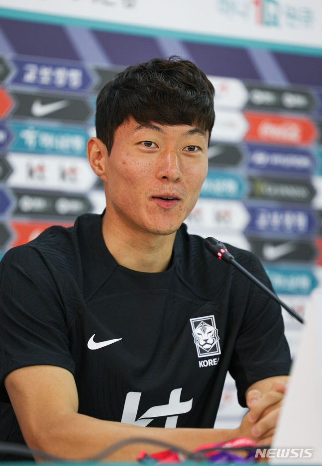 한국 축구대표팀 황의조가 14일(현지시간) 카타르 도하 알 에글라 트레이닝센터에서 첫 훈련을 앞두고 취재진 질문에 답변하고 있다. /사진=뉴시스