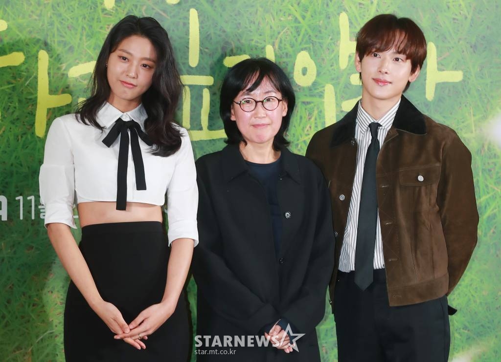 설현, 이윤정 감독, 임시완이 15일 오후 서울 마포구 상암동 스탠포드호텔에서 진행된 지니TV 오리지널 '아무것도 하고 싶지 않아' 제작발표회에 참석해 포즈를 취하고 있다. 인생 파업을 선언한 자발적 백수 ‘여름’과 삶이 물음표인 도서관 사서 ‘대범’, 일상에 지친 우리를 위로해 줄 두 청춘의 쉼표 찾기 프로젝트 '아무것도 하고 싶지 않아'는 오는 21일 공개된다. /2022.11.15 /사진=이동훈 기자 photoguy@