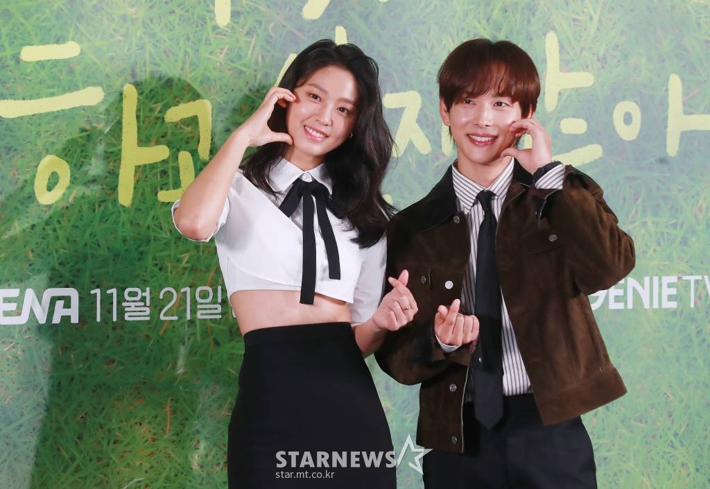 배우 임시완, 설현이 15일 오후 서울 마포구 상암동 스탠포드호텔에서 진행된 지니TV 오리지널 '아무것도 하고 싶지 않아' 제작발표회에 참석해 포즈를 취하고 있다. 인생 파업을 선언한 자발적 백수 ‘여름’과 삶이 물음표인 도서관 사서 ‘대범’, 일상에 지친 우리를 위로해 줄 두 청춘의 쉼표 찾기 프로젝트 '아무것도 하고 싶지 않아'는 오는 21일 공개된다. /2022.11.15 /사진=이동훈 기자 photoguy@