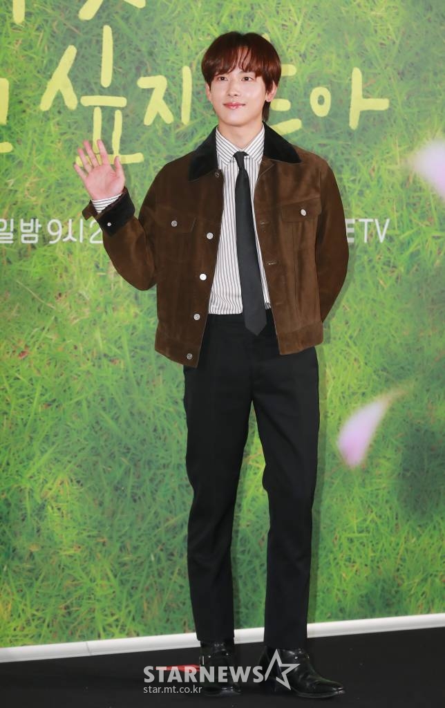 배우 임시완이 15일 오후 서울 마포구 상암동 스탠포드호텔에서 진행된 지니TV 오리지널 '아무것도 하고 싶지 않아' 제작발표회에 참석해 포즈를 취하고 있다. 인생 파업을 선언한 자발적 백수 ‘여름’과 삶이 물음표인 도서관 사서 ‘대범’, 일상에 지친 우리를 위로해 줄 두 청춘의 쉼표 찾기 프로젝트 '아무것도 하고 싶지 않아'는 오는 21일 공개된다. /2022.11.15 /사진=이동훈 기자 photoguy@