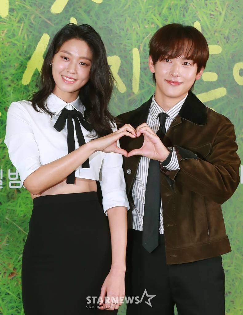 배우 임시완, 설현이 15일 오후 서울 마포구 상암동 스탠포드호텔에서 진행된 지니TV 오리지널 '아무것도 하고 싶지 않아' 제작발표회에 참석해 포즈를 취하고 있다. 인생 파업을 선언한 자발적 백수 ‘여름’과 삶이 물음표인 도서관 사서 ‘대범’, 일상에 지친 우리를 위로해 줄 두 청춘의 쉼표 찾기 프로젝트 '아무것도 하고 싶지 않아'는 오는 21일 공개된다. /2022.11.15 /사진=이동훈 기자 photoguy@