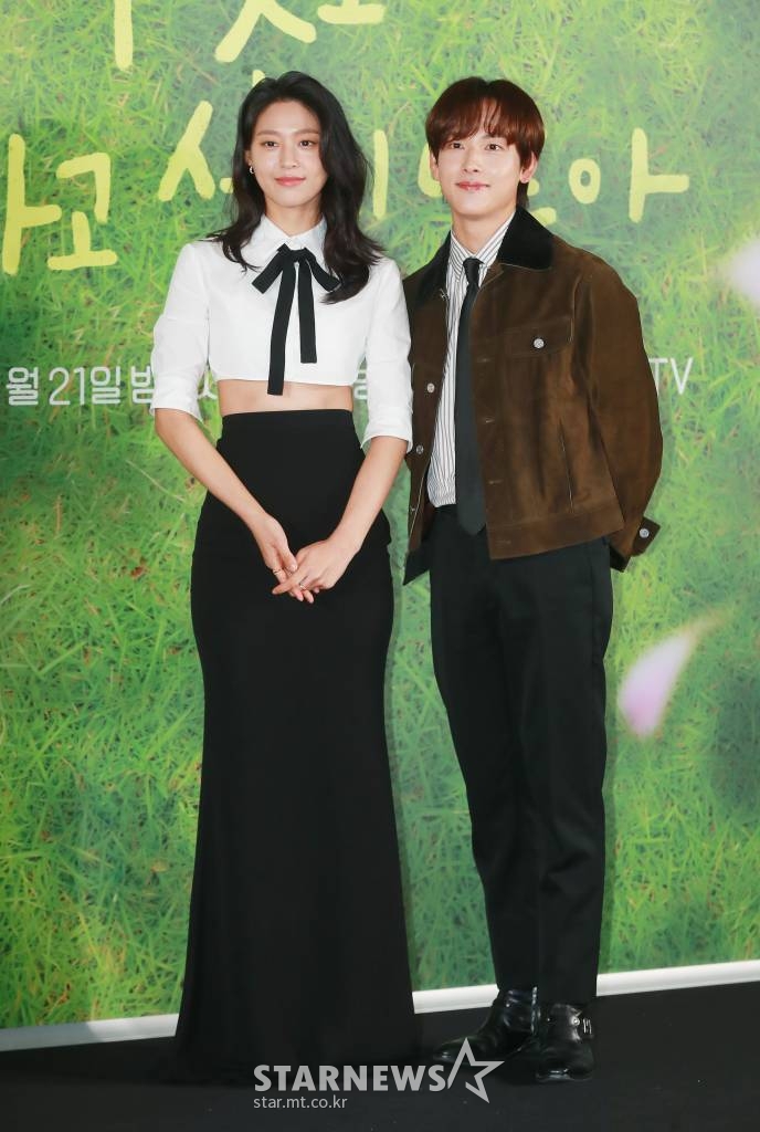 배우 임시완, 설현이 15일 오후 서울 마포구 상암동 스탠포드호텔에서 진행된 지니TV 오리지널 '아무것도 하고 싶지 않아' 제작발표회에 참석해 포즈를 취하고 있다. 인생 파업을 선언한 자발적 백수 ‘여름’과 삶이 물음표인 도서관 사서 ‘대범’, 일상에 지친 우리를 위로해 줄 두 청춘의 쉼표 찾기 프로젝트 '아무것도 하고 싶지 않아'는 오는 21일 공개된다. /2022.11.15 /사진=이동훈 기자 photoguy@