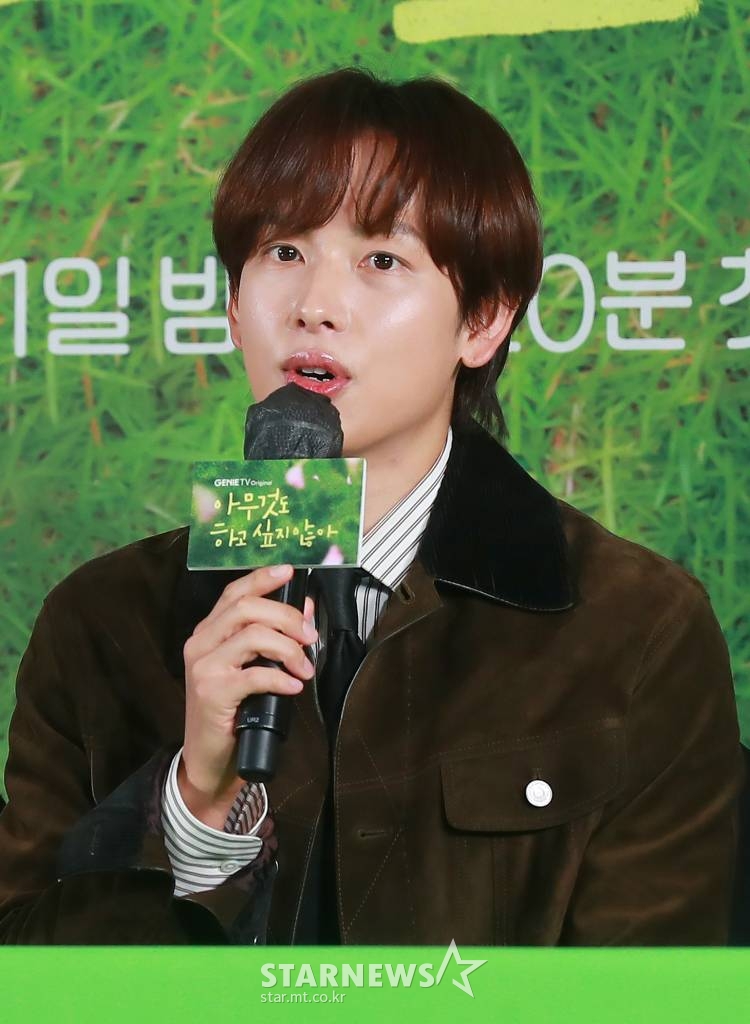 배우 임시완이 15일 오후 서울 마포구 상암동 스탠포드호텔에서 진행된 지니TV 오리지널 '아무것도 하고 싶지 않아' 제작발표회에 참석해 질문에 답하고 있다. 인생 파업을 선언한 자발적 백수 ‘여름’과 삶이 물음표인 도서관 사서 ‘대범’, 일상에 지친 우리를 위로해 줄 두 청춘의 쉼표 찾기 프로젝트 '아무것도 하고 싶지 않아'는 오는 21일 공개된다. /2022.11.15 /사진=이동훈 기자 photoguy@