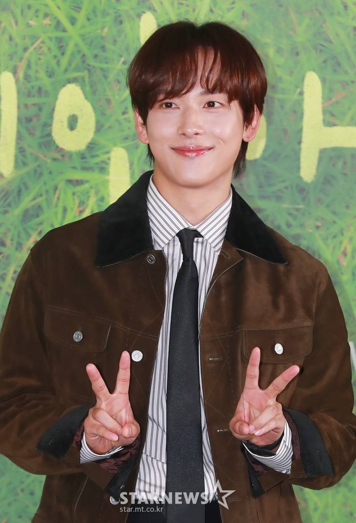 배우 임시완이 15일 오후 서울 마포구 상암동 스탠포드호텔에서 진행된 지니TV 오리지널 '아무것도 하고 싶지 않아' 제작발표회에 참석해 포즈를 취하고 있다. 인생 파업을 선언한 자발적 백수 ‘여름’과 삶이 물음표인 도서관 사서 ‘대범’, 일상에 지친 우리를 위로해 줄 두 청춘의 쉼표 찾기 프로젝트 '아무것도 하고 싶지 않아'는 오는 21일 공개된다. /2022.11.15 /사진=이동훈 기자 photoguy@