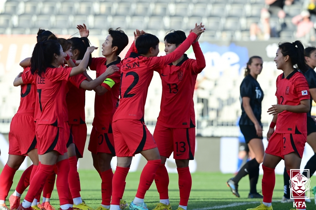 한국 여자 축구 대표팀 선수들이 15일(한국시간) 뉴질랜드와 평가전 2차전에서 동점골이 터지자 함께 기쁨을 나누고 있다. /사진=대한축구협회 제공