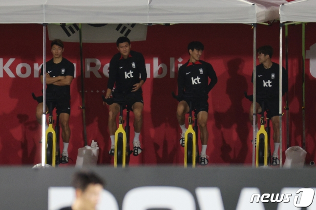 대한민국 축구대표팀 황희찬(왼쪽부터), 김민재, 황인범, 김진수가 15일 오후(현지시간) 카타르 도하 알 에글라 트레이닝센터에서 가진 훈련에서 자전거를 타고 있다. /사진=뉴스1