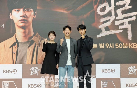 변서윤, 이민수PD, 차학연이 16일 오후 온라인 생중계로 진행된 KBS 단막극 '드라마 스페셜 2022' 합동 제작발표회에 참석해 포즈를 취하고 있다. /사진제공=KBS 2022.11.16ㅍ /사진=이동훈 기자 photoguy@