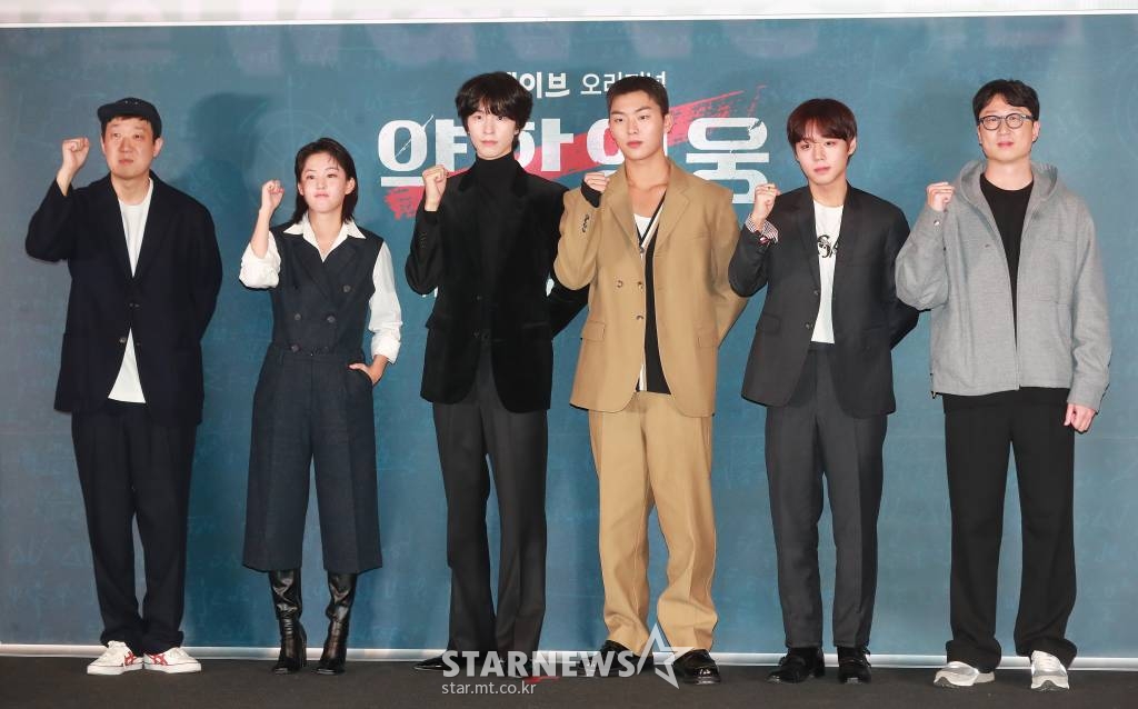 한준희 크리에이터, 배우 이연, 홍경, 최현욱, 박지훈, 유수민 감독이 16일 오후 서울 CGV용산아이파크몰에서 진행된 웨이브 오리지널 '약한영웅 Class 1' 시사간담회에 참석해 포즈를 취하고 있다. 상위 1% 모범생 연시은이 처음으로 친구가 된 수호, 범석과 함께 수많은 폭력에 맞서나가는 과정을 그린 약한 소년의 강한 액션 성장 드라마 '약한영웅 Class 1'은 오는 18일 공개된다. /2022.11.16 /사진=이동훈 기자 photoguy@