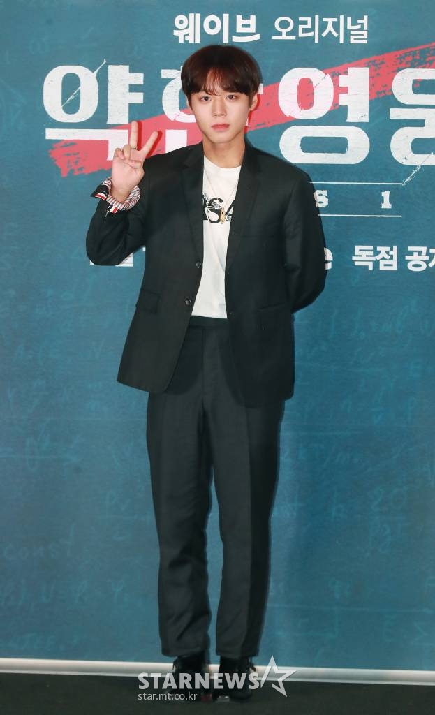 배우 박지훈이 16일 오후 서울 CGV용산아이파크몰에서 진행된 웨이브 오리지널 '약한영웅 Class 1' 시사간담회에 참석해 포즈를 취하고 있다. 상위 1% 모범생 연시은이 처음으로 친구가 된 수호, 범석과 함께 수많은 폭력에 맞서나가는 과정을 그린 약한 소년의 강한 액션 성장 드라마 '약한영웅 Class 1'은 오는 18일 공개된다. /2022.11.16 /사진=이동훈 기자 photoguy@