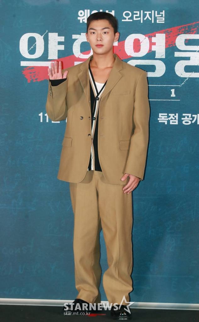 배우 최현욱이 16일 오후 서울 CGV용산아이파크몰에서 진행된 웨이브 오리지널 '약한영웅 Class 1' 시사간담회에 참석해 포즈를 취하고 있다. 상위 1% 모범생 연시은이 처음으로 친구가 된 수호, 범석과 함께 수많은 폭력에 맞서나가는 과정을 그린 약한 소년의 강한 액션 성장 드라마 '약한영웅 Class 1'은 오는 18일 공개된다. /2022.11.16 /사진=이동훈 기자 photoguy@