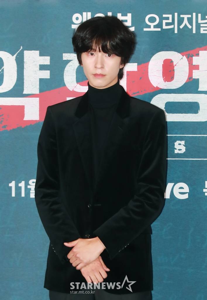 배우 홍경이 16일 오후 서울 CGV용산아이파크몰에서 진행된 웨이브 오리지널 '약한영웅 Class 1' 시사간담회에 참석해 포즈를 취하고 있다. 상위 1% 모범생 연시은이 처음으로 친구가 된 수호, 범석과 함께 수많은 폭력에 맞서나가는 과정을 그린 약한 소년의 강한 액션 성장 드라마 '약한영웅 Class 1'은 오는 18일 공개된다. /2022.11.16 /사진=이동훈 기자 photoguy@