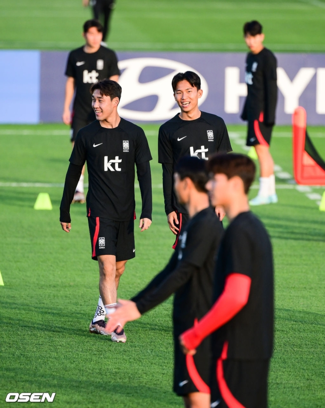 FIFA 기획 대표팀과 함께하는 커뮤니티 이벤트가 16일(한국시간) 카타르 도하 엘에글라 훈련장에서 진행됐다. 행사에 참석한 대표팀 송민규(왼쪽)와 정우영.