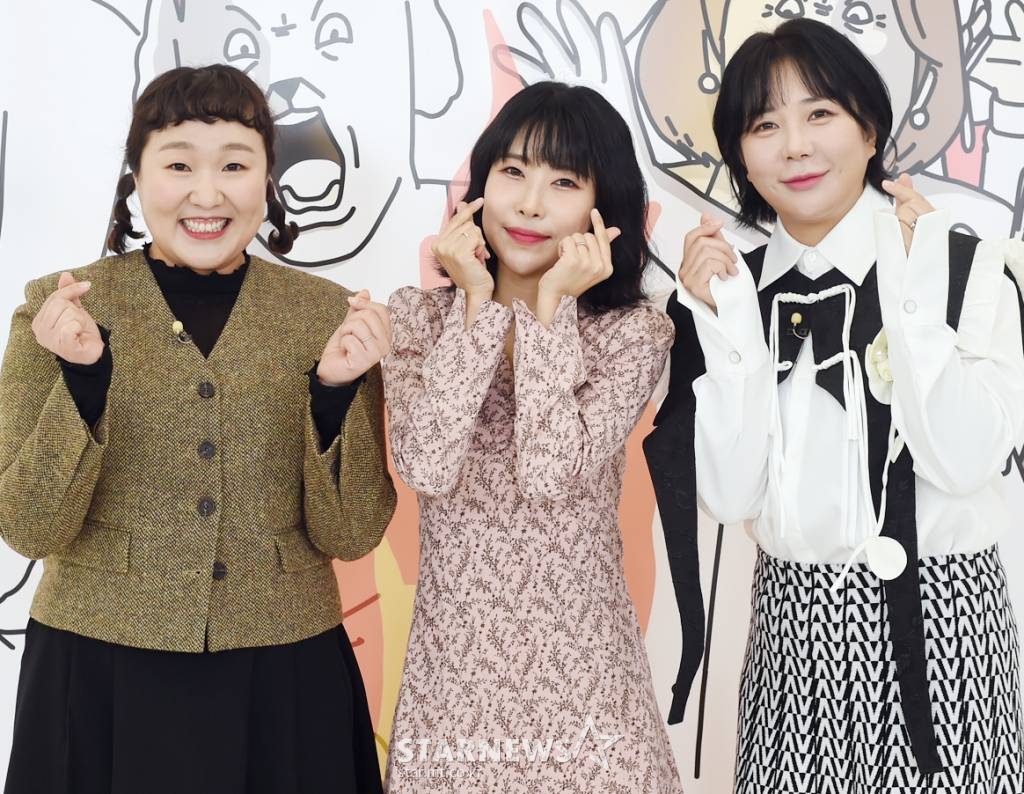 개그우먼 이수지, 이세영, 허안나가 17일 오전 온라인으로 진행된 티캐스트 E채널 예능 프로그램 '개며느리' 제작발표회에 참석해 포즈를 취하고 있다. '개며느리'는 명물 개그우먼 며느리들의 특별한 일상과 시어머니와의 남다른 고부관계를 그리는 프로그램이다. / 사진제공 = 티캐스트 E채널 /사진=김창현 기자 chmt@