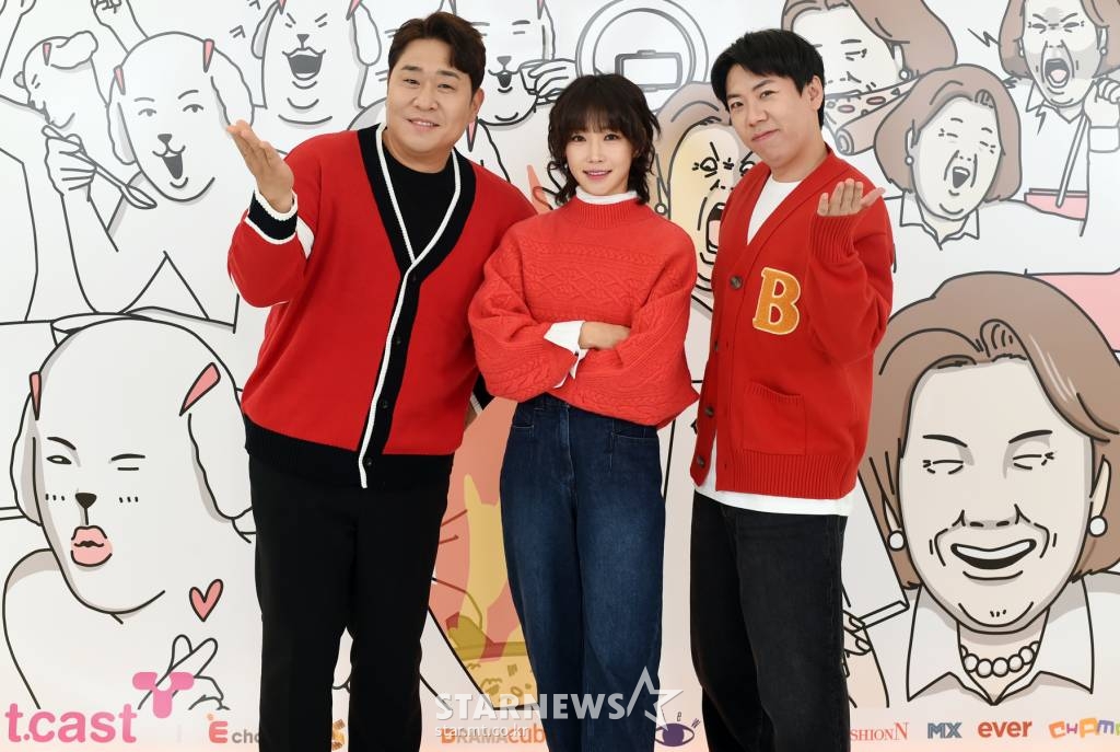 배우 이유리(가운데), 방송인 문세윤, 양세찬이 17일 오전 온라인으로 진행된 티캐스트 E채널 예능 프로그램 '개며느리' 제작발표회에 참석해 포즈를 취하고 있다. '개며느리'는 명물 개그우먼 며느리들의 특별한 일상과 시어머니와의 남다른 고부관계를 그리는 프로그램이다. / 사진제공 = 티캐스트 E채널 /사진=김창현 기자 chmt@